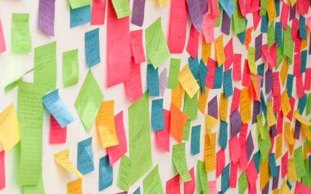 A wall of colorful post its