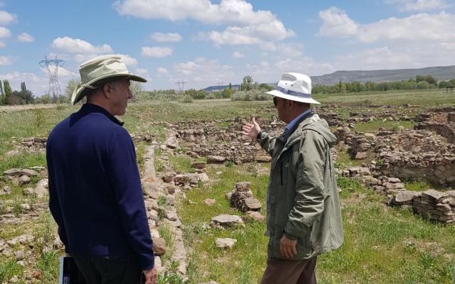 Derek Lidow with Professor Fikri Kulakoglu at an archeological site